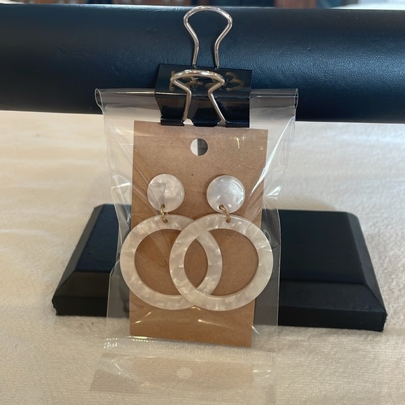 💐5/25 lightweight, iridescent, pearl open circle front, flat hoops, large bold - Picture 9 of 10